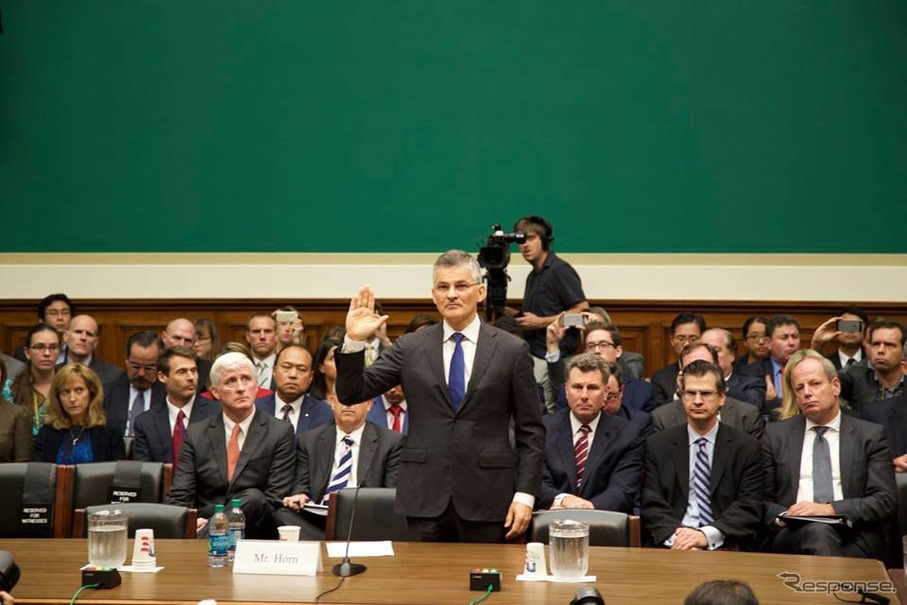 米下院エネルギー商業委員会の公聴会で宣誓するフォルクスワーゲングループオブアメリカのマイケル・ホルン社長兼CEO