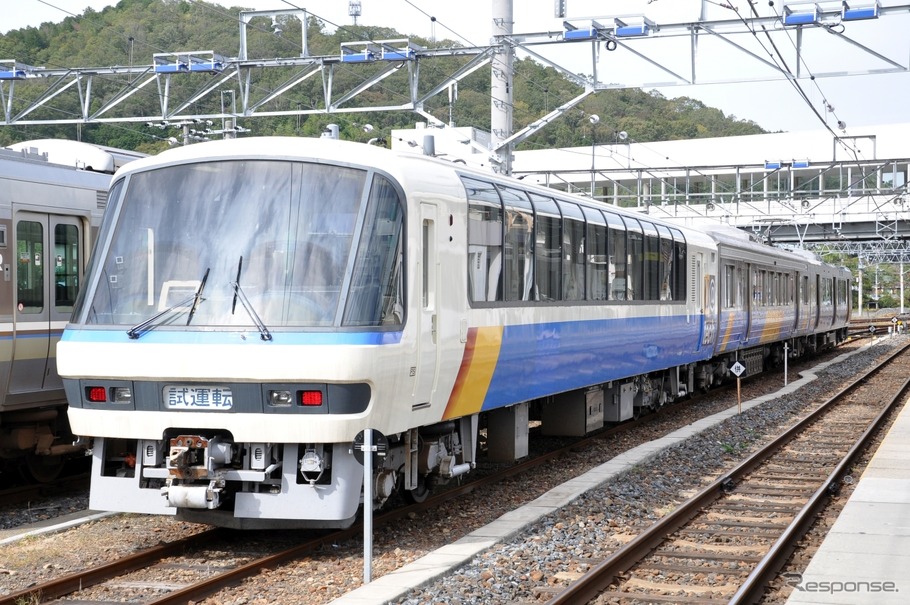 JR西日本は同社が開発している無線を使用した列車制御システムの試験走行の様子を報道陣に公開した。試験に使用されている試験車編成「U@tech」