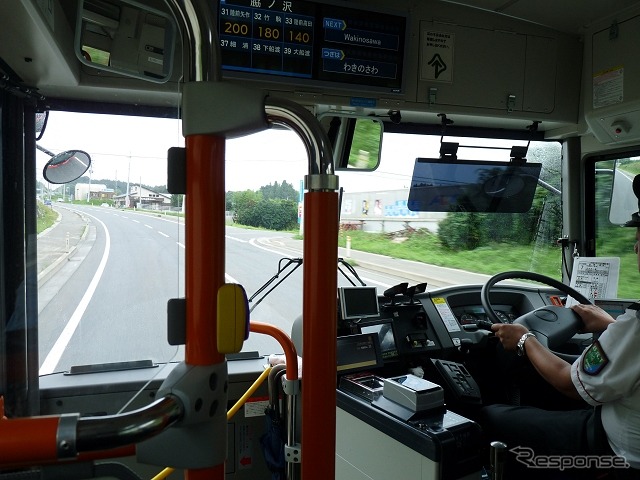 一般道区間を走る大船渡線BRTのバス。10月26日に一部のバスの運行時刻を変更して陸前高田駅での接続を改善する。