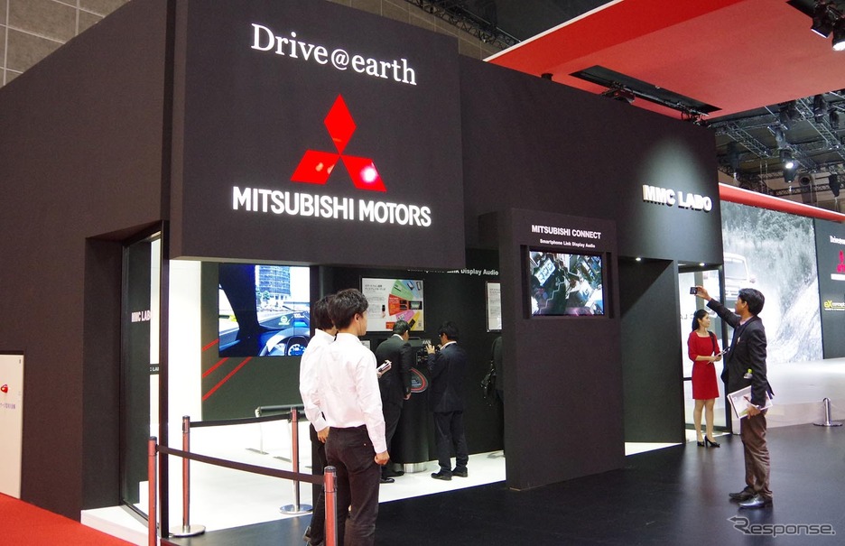 三菱ブースのスマートフォン連携ディスプレイオーディオ体験コーナー（東京モーターショー15）