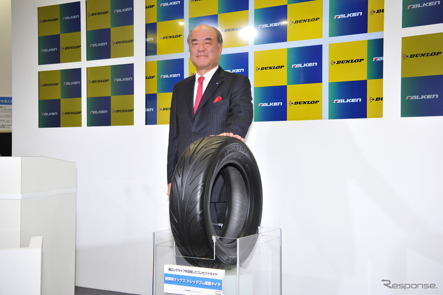 池田社長と発表されたコンセプトタイヤ。アドバンスド4Dナノテクノロジーによって耐摩耗性は200％アップしている