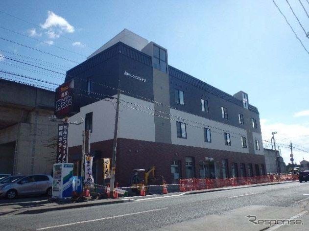 青山駅の南口を1階に包合する新社屋。