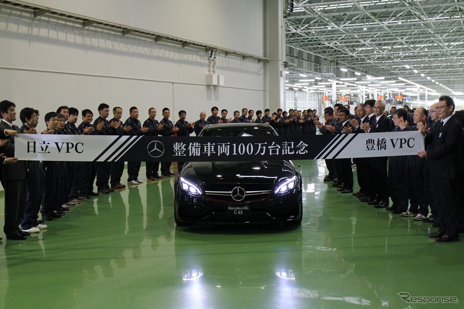 メルセデスベンツ日本の新車整備センター、累計100万台目を飾るAMG C63S EDITION 1が職員たちが並ぶ間を通って登場。