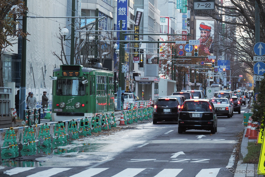 すすきの方面へ向かう札幌市電新線外回り線の訓練車。サイドリザベーションとなるため、車道を走る車や自転車に対処するためのバックミラーが右側にも設置された。
