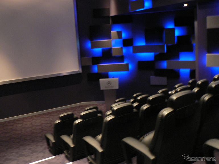 メルセデスベンツ ワールド…展示も充実