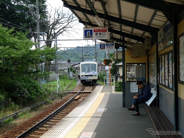 叡山電鉄は来年2月から無人駅での乗車方法を変更。車内で整理券を取る方式から駅で乗車駅証明書を取る方式に変わる。写真は鞍馬線の市原駅。