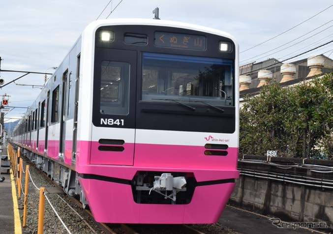 12月22日から営業運行を開始するN800形4次車。車体塗装は2014年から導入しているコーポレートカラーのピンクに変更された。