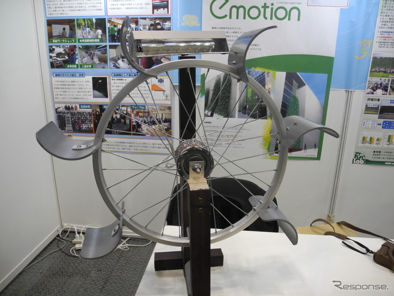福井工業大学が製作した自転車の車輪と使った小水力発電装置