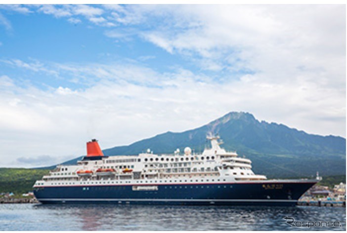 「飛んでクルーズ北海道」の寄港地・利尻島沖に停泊中の客船「にっぽん丸」