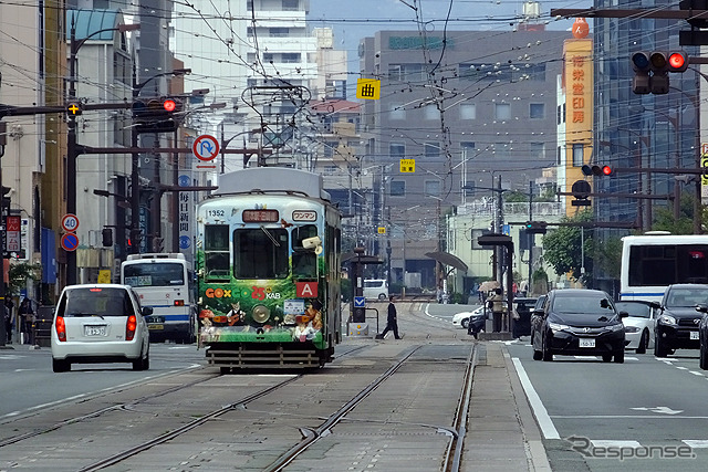 熊本市内を走る市電。来年2月に運賃が値上げされる。