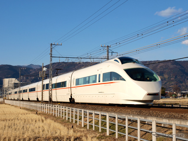 小田急は大晦日～元旦にかけて全線で終夜運転を行うほか、臨時特急ロマンスカー「ニューイヤーエクスプレス号」「メトロニューイヤー号」を運転する