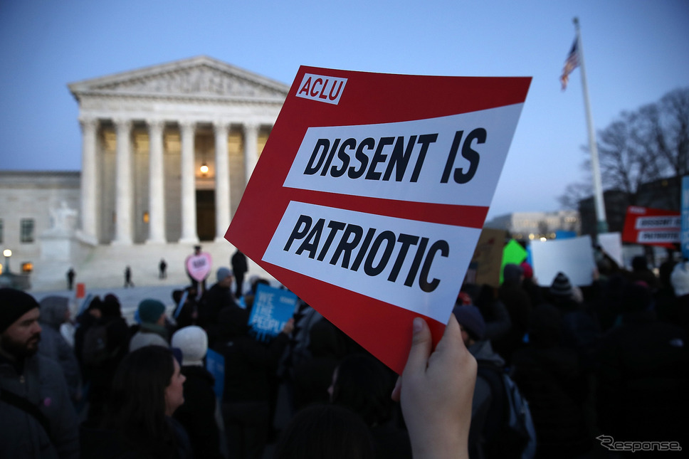 米連邦最高裁判所前でトランプ大統領の移民政策に抗議する人々 (c) Getty Images
