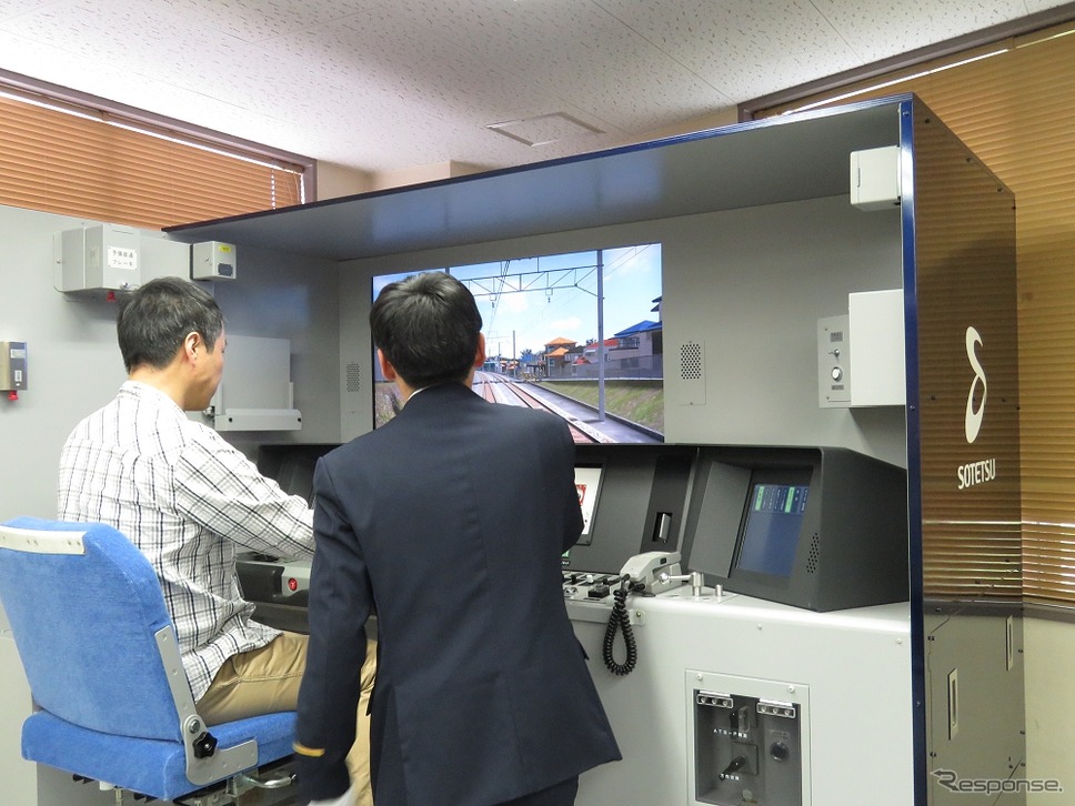 会議室には最新型の運転シミュレーターも設置されていた。