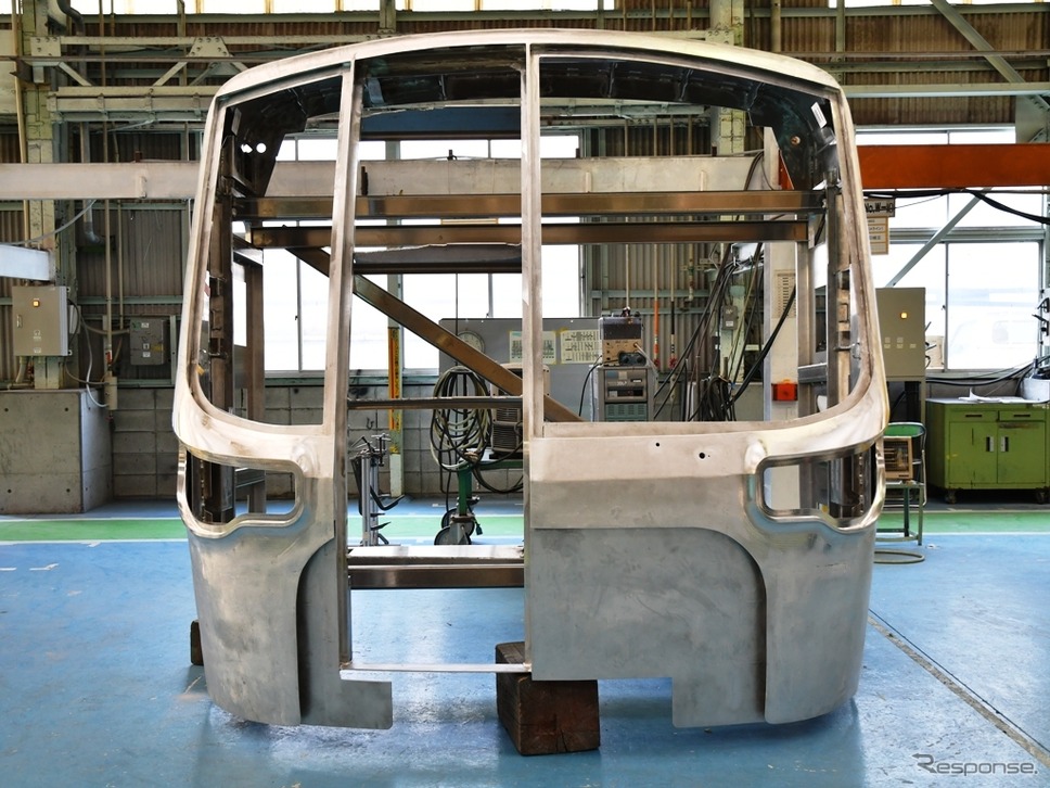 製造中の20000系先頭車（日立製作所笠戸事業所）。