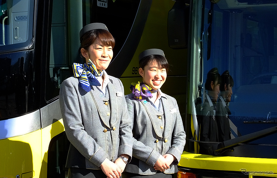 はとバス ガイド の吉塚里美さん（左）と金本安奈さん