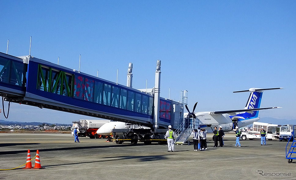 ここがすごい！ 小型機に対応するボーディングブリッジ…日本初、三菱