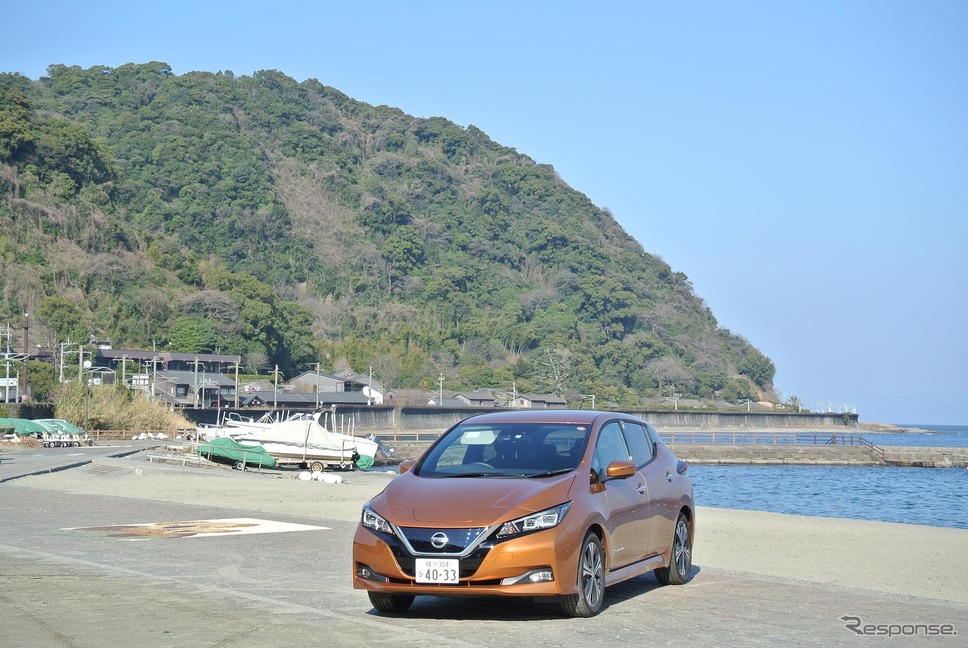 日産リーフ。背後は島津家の庭園、仙巌園。