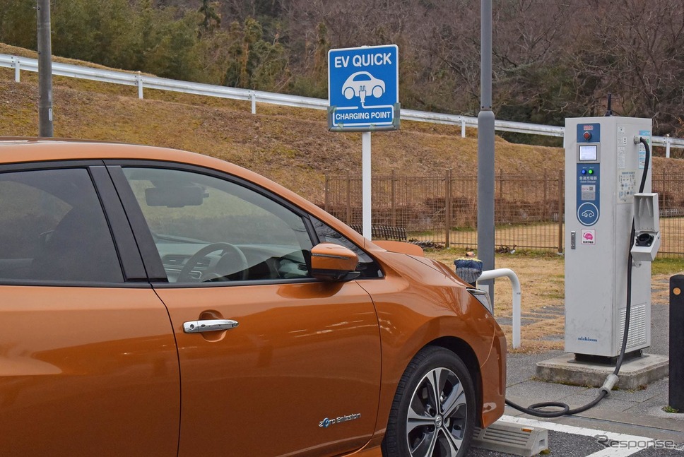 三重県の道の駅いがで急速充電中の日産リーフ。道の駅やコンビニエンスストアの急速充電器は出力が低いものが多く、30分で充電される電力量は少なめ。