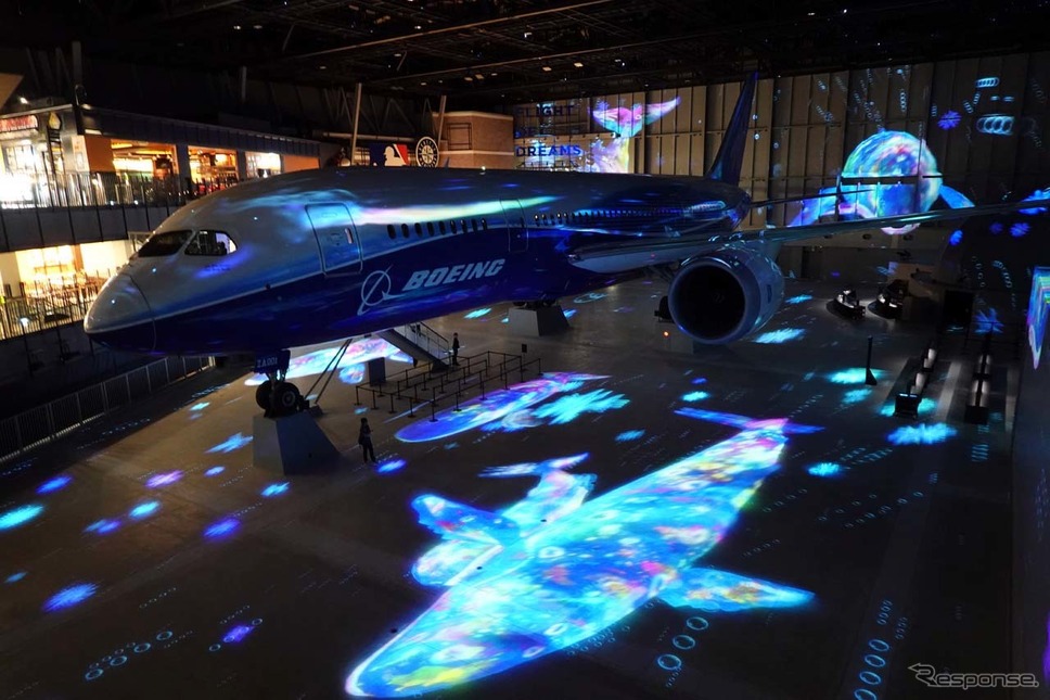 イルカが舞うシーンを展開音楽と共に展開されるショー「フライ・ウィズ・787 ドリームライナー」。