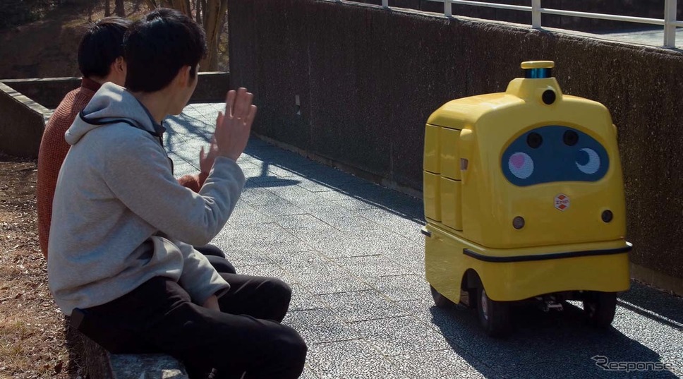 宅配ロボット(CamRo Deli)は走行中にすれ違った人たちに表情を変えたり言葉を発して愛想を振る舞う