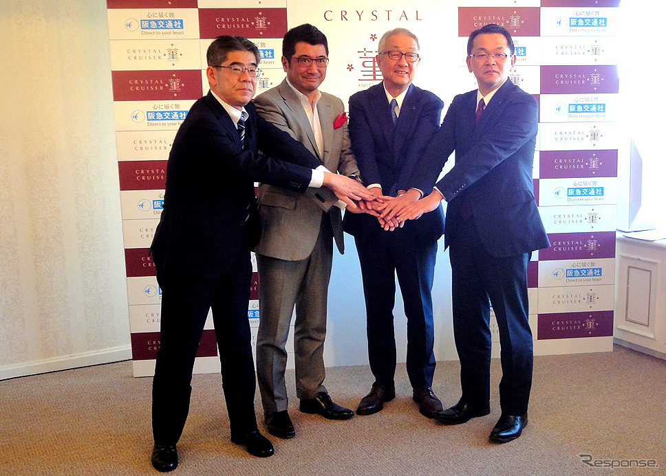 クリスタルクルーザー菫の発表会に登壇した奥山清行、阪急交通社松田誠司代表取締役社長、堤真也執行役員東日本営業本部副本部長