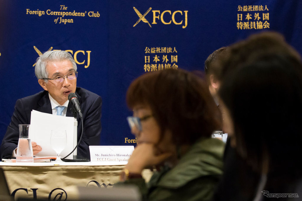 日本外国特派員協会で記者会見する、ゴーン被告の弁護人、弘中惇一郎弁護士 (c) Getty Images