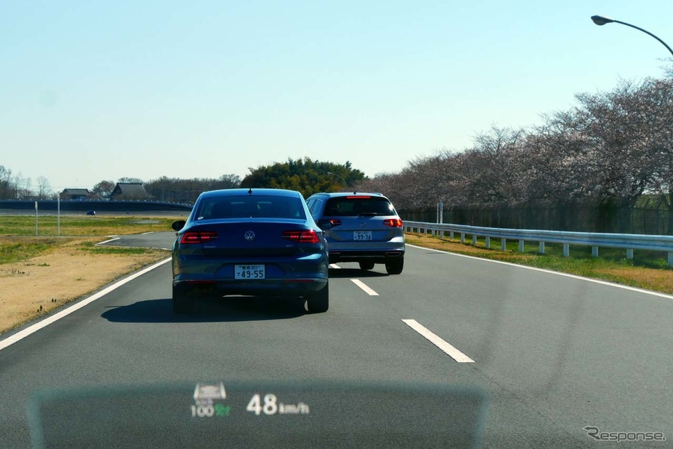 右側車線から追い越しした車両が割り込んでくるシーンも想定。この状態でも速度を自動調整して隊列を守った。