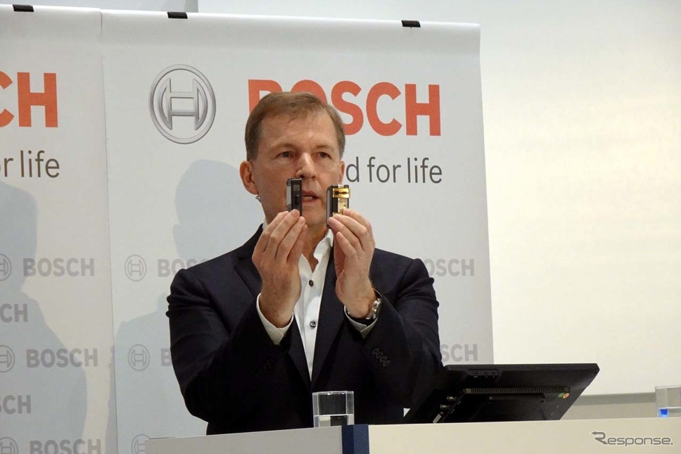 ボッシュ代表取締役社長クラウス・メーダー氏。30%小型化された次世代レーダー(向かって左側)を披露