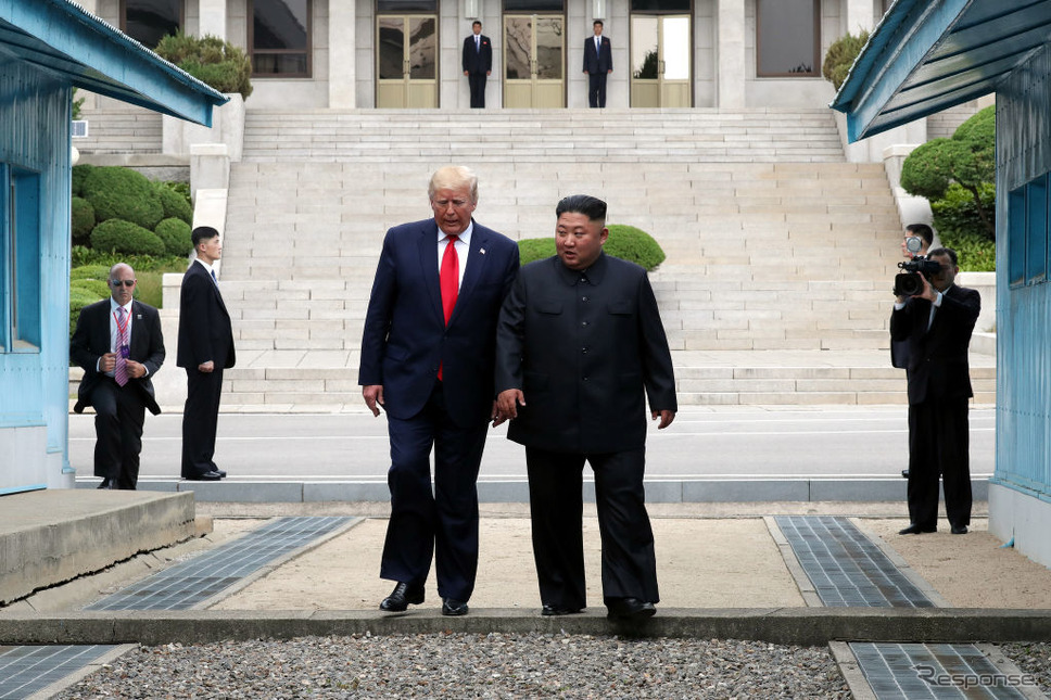 トランプ米大統領が、北朝鮮の金正恩・朝鮮労働党委員長と歩いて北朝鮮入り。