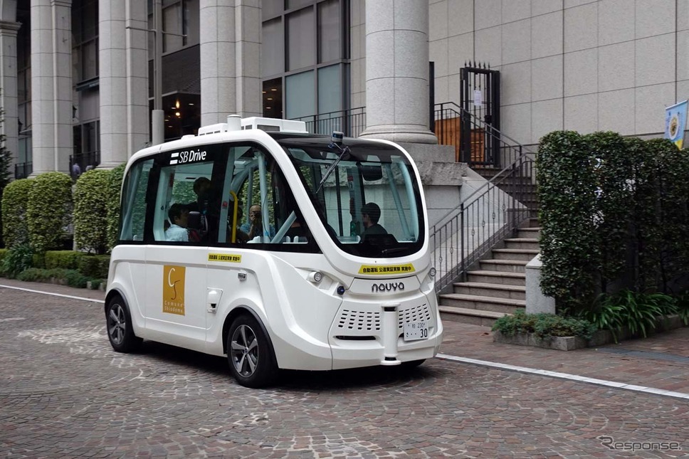東京イタリア街を走行するSBドライブの実証実験車両、ハンドルないバス。