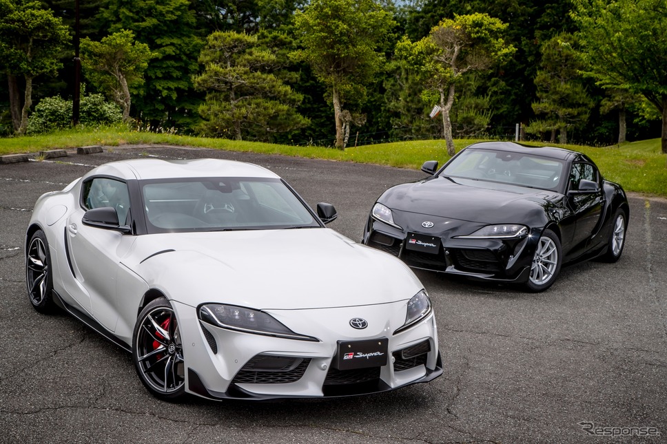 トヨタ スープラ 新型 直6モデルRZ(手前)と直4モデル SZ-R(奥)