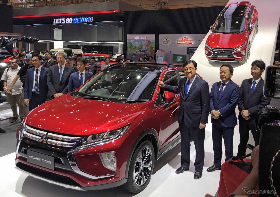 三菱自動車の益子修会長みずから新商品をアピール(インドネシア国際オートショー)
