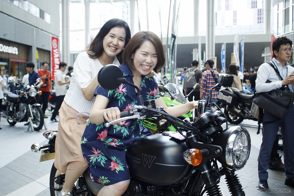 バイクをカッコいいし乗ってみたいと話す山本優衣さん、津村実咲さん