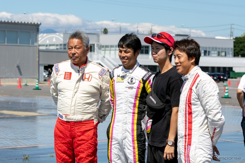 左から特別講師の岡田秀樹氏、中山友貴選手、参加者をはさんで、伊沢拓也選手