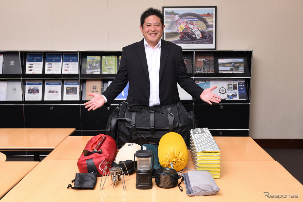 ヤマハ発動機販売・広報・商品企画グループの井下田憲弘さんとツーリングキャンプセット