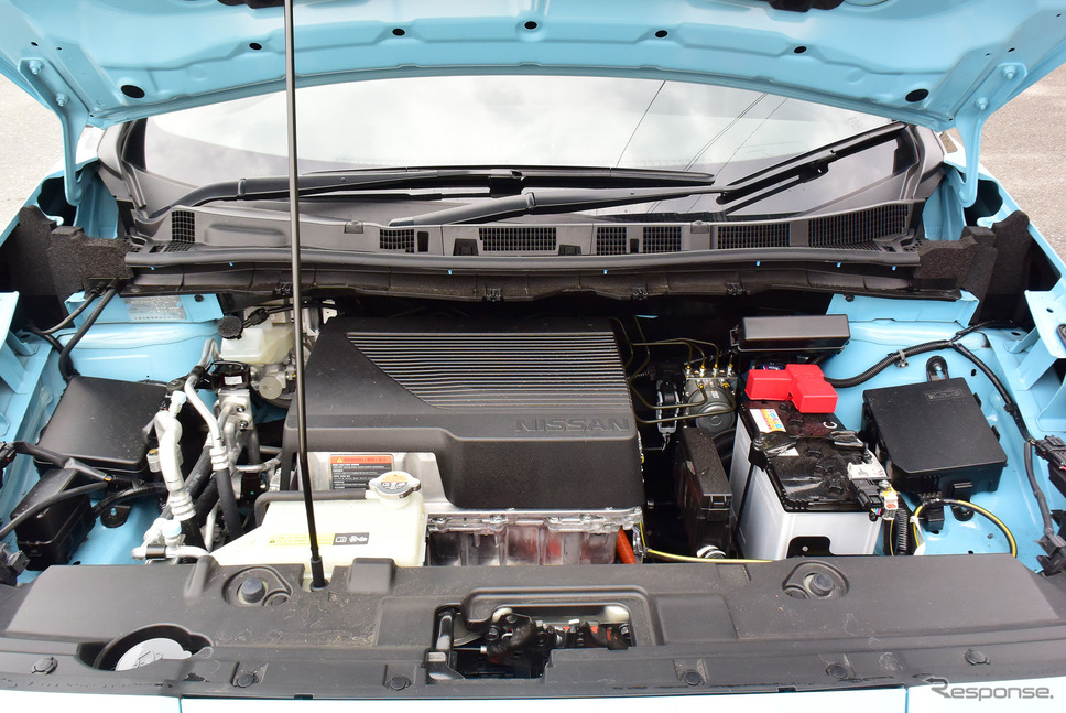 日産 リーフe+のエンジンベイ…と言っても入っているのはモーターやパワーコントロールユニットだが、小型のエンジンなら収められそうな気もした。