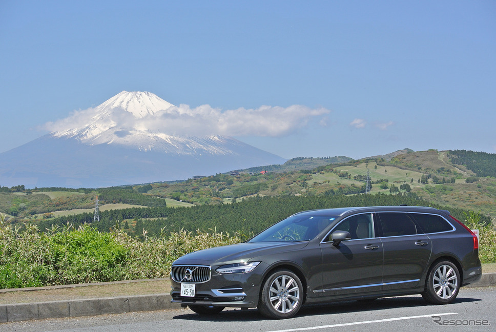 ボルボ V90 D4 インスクリプション。富士山をバックに。