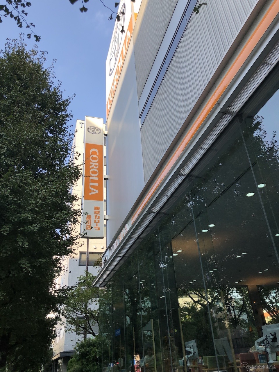 オレンジを基調とするカローラ店の店舗