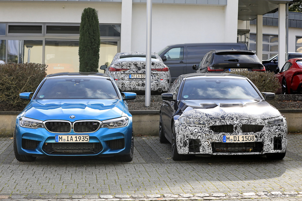 BMW M5セダン 従来型(左)と改良新型プロトタイプ(右)