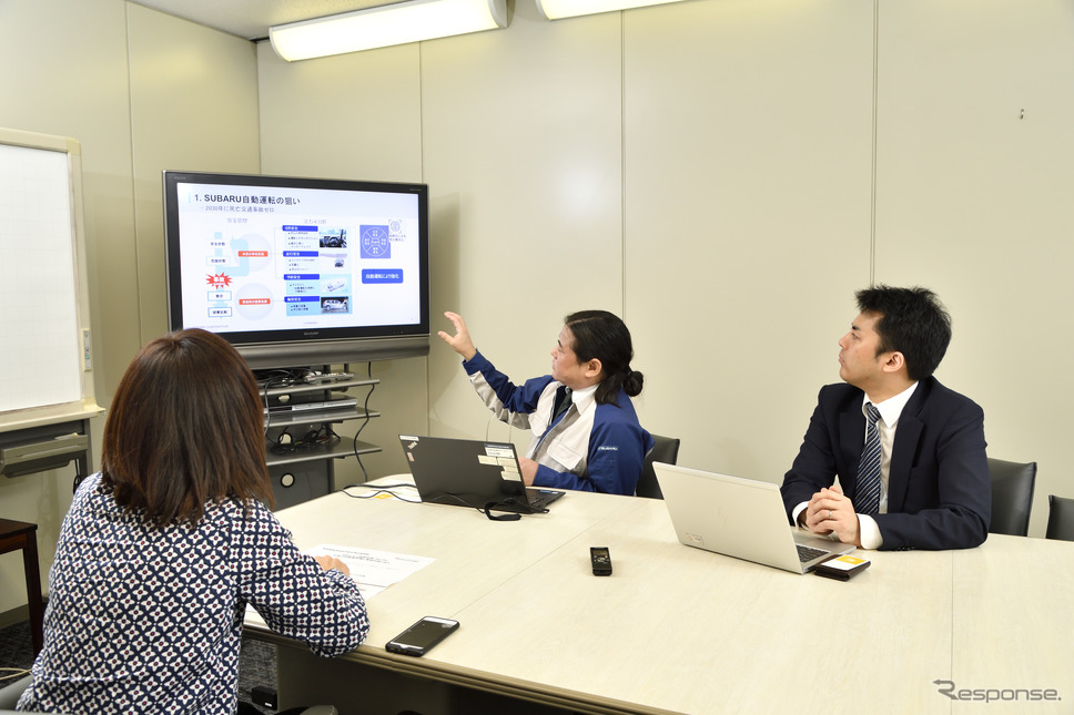 モータージャーナリストの飯田裕子さん（左）SUBARUの小山哉さん（中央）、理経の田村貴紀さん（右）