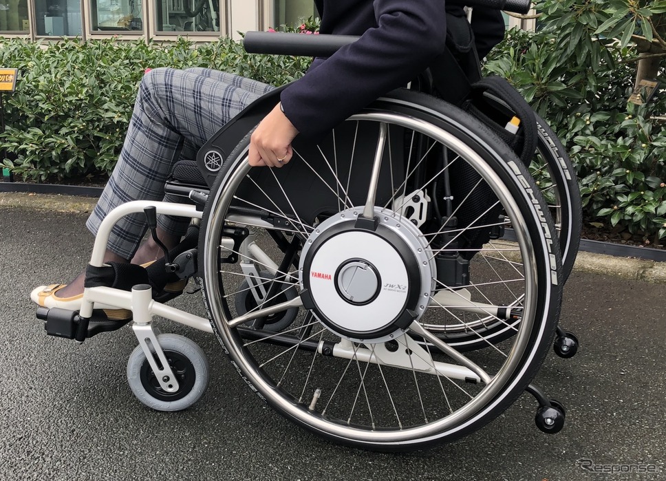 ヤマハの電動アシスト車いす「JWスウィング」。電動ユニット単体での販売もおこなう。