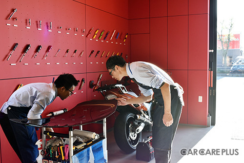 作業時はネクタイとエプロンを着用