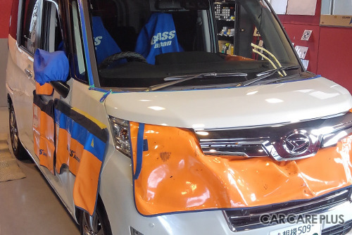 車が汚れたり傷ついたりしないようにしっかりと養生をして作業