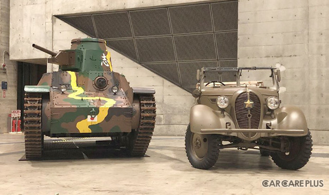 左から「九五式軽戦車/撮影用プロップモデル」と、フルレストアに成功した、日本初の小型四駆「くろがね四起前期型」
