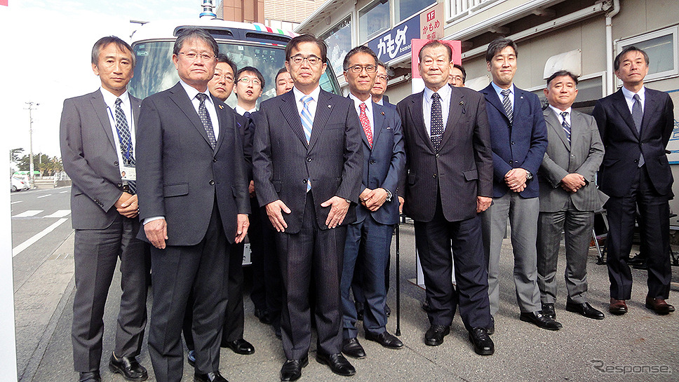愛知県日間賀島で1月25~27日に実施した「離島における観光型 MaaS による移動」をテーマとした自動運転の実証実験。初日には愛知県 大村秀章 県知事らが自動運転バスに試乗した