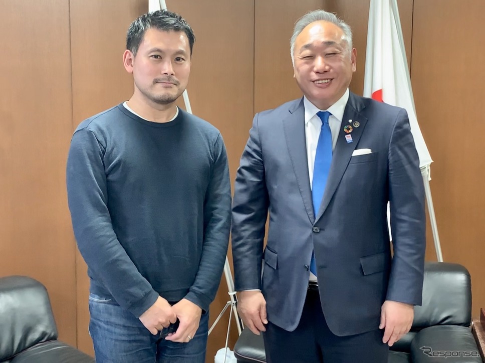 筆者(左)と竹内千尋・志摩市長