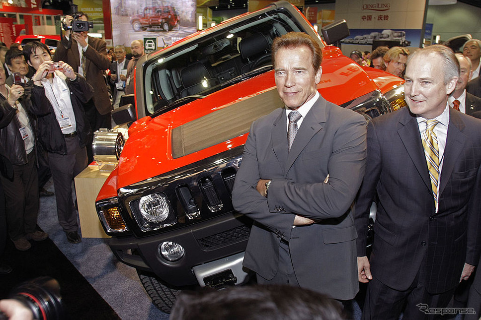ハマーH3EVとアーノルド・シュワルツェネッガー(2009年)