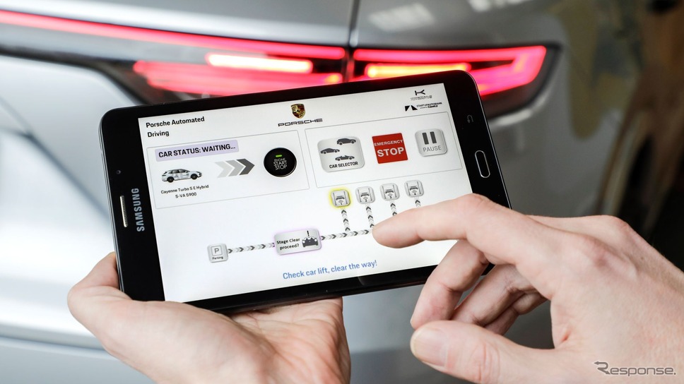 ポルシェ自動運転システム。メカニックはタブレット端末を使用して、カイエンを修理工場内の所定位置に、すばやく自動運転でピットインさせる
