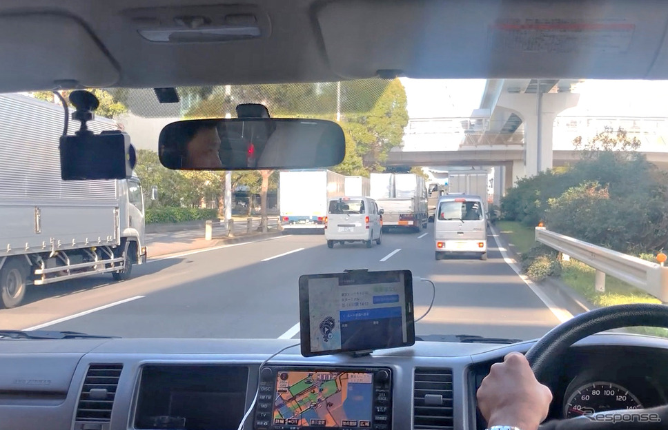運転手向けタブレット上で乗降を管理している