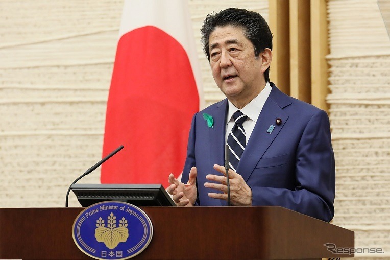 4月17日、札沼線北海道医療大学~新十津川間の運行終了後、緊急事態宣言の全国発出に関する記者会見を行なった安倍首相。